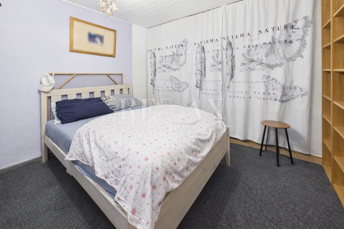 Novi Vinodolski - polpritlična hiša s 3 apartmaji