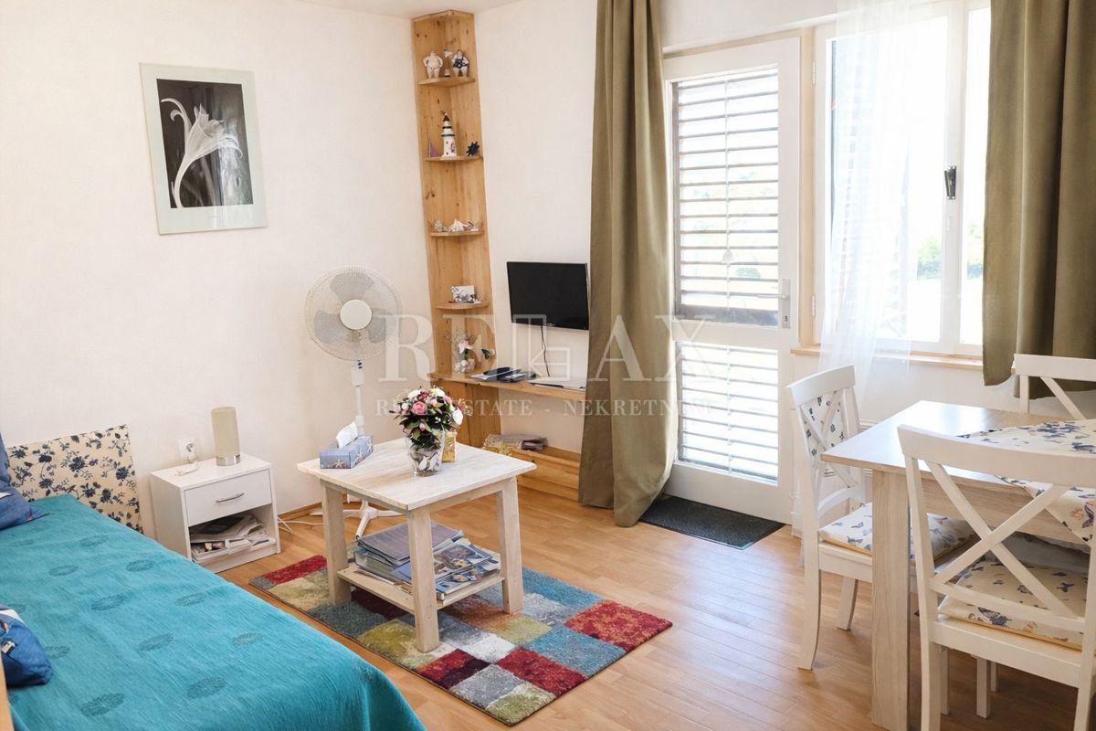 Novi Vinodolski - polpritlična hiša s 3 apartmaji