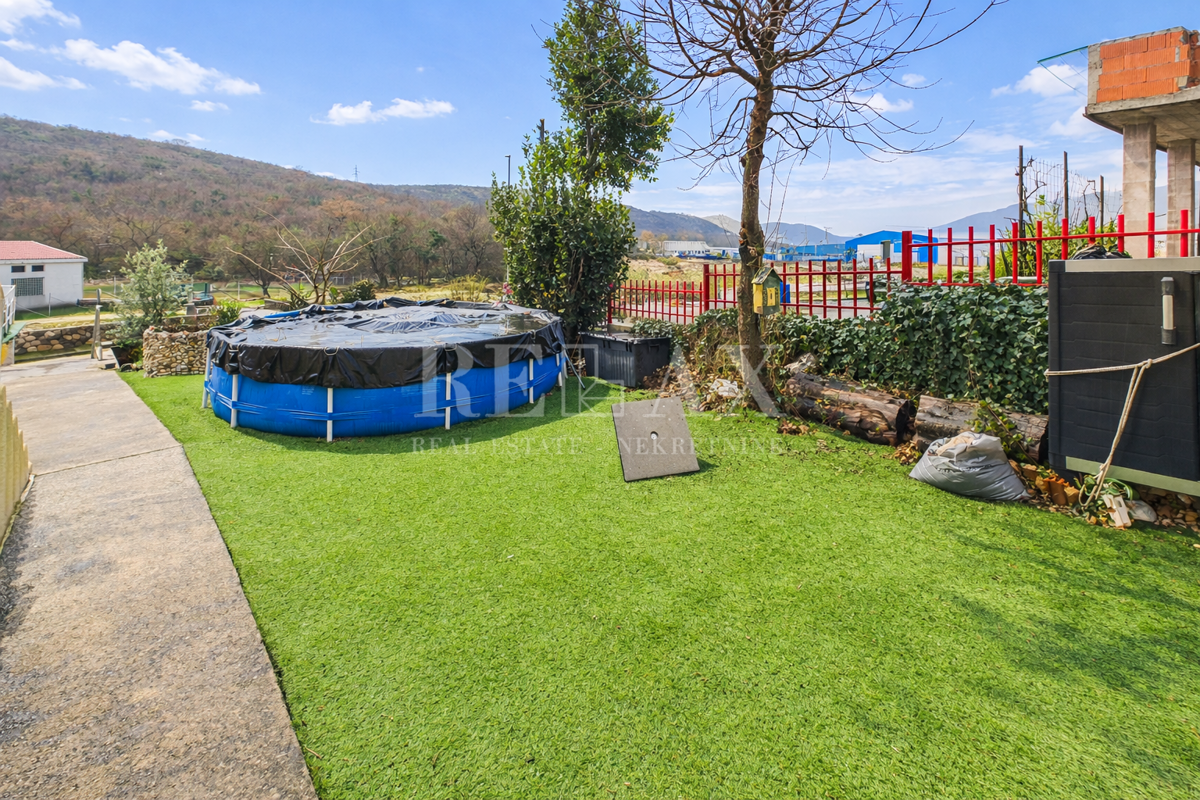 Novi Vinodolski - polpritlična hiša s 3 apartmaji