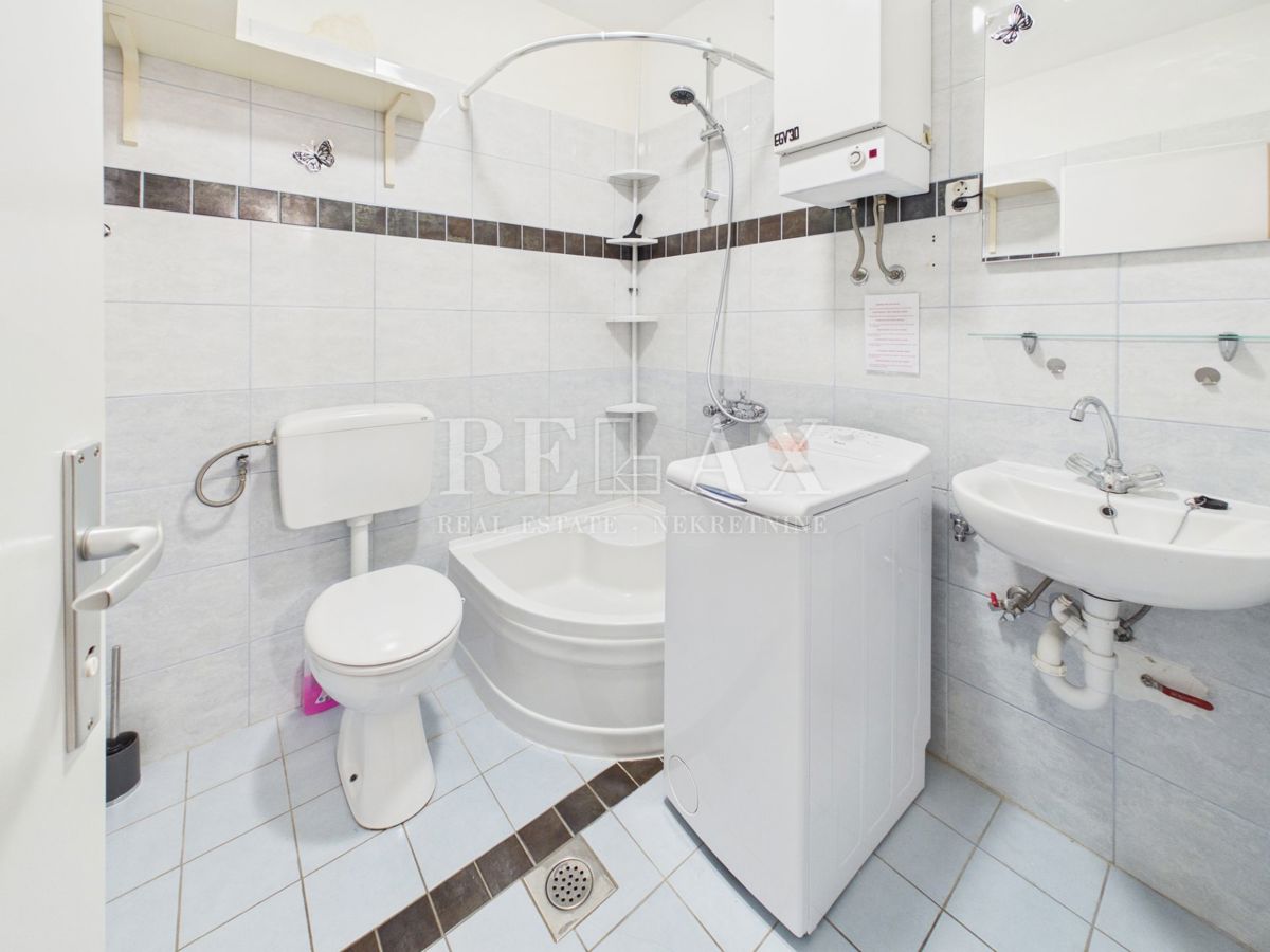 Novi Vinodolski - polpritlična hiša s 3 apartmaji