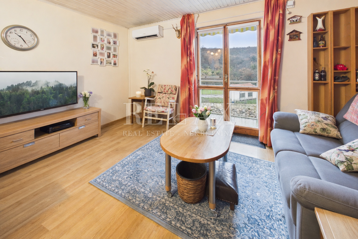 Novi Vinodolski - polpritlična hiša s 3 apartmaji