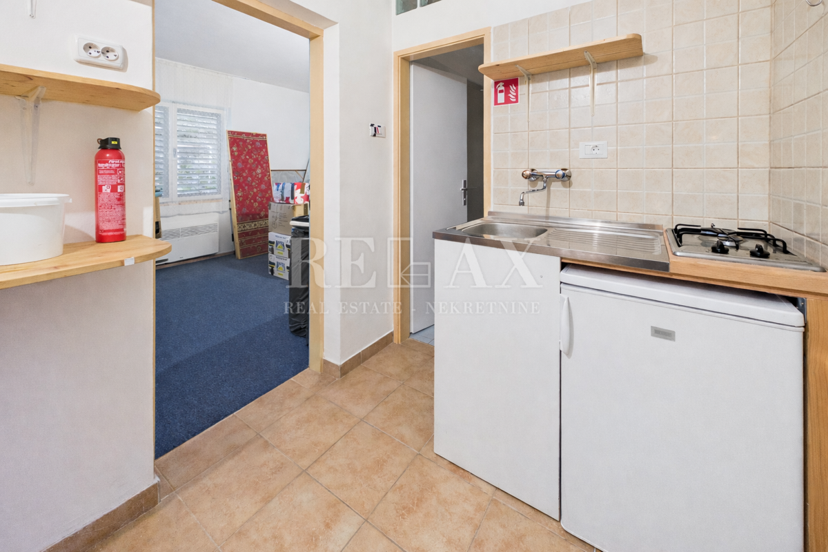 Novi Vinodolski - polpritlična hiša s 3 apartmaji