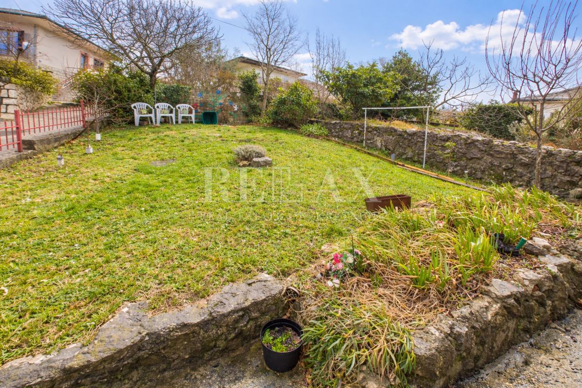 Novi Vinodolski - polpritlična hiša s 3 apartmaji