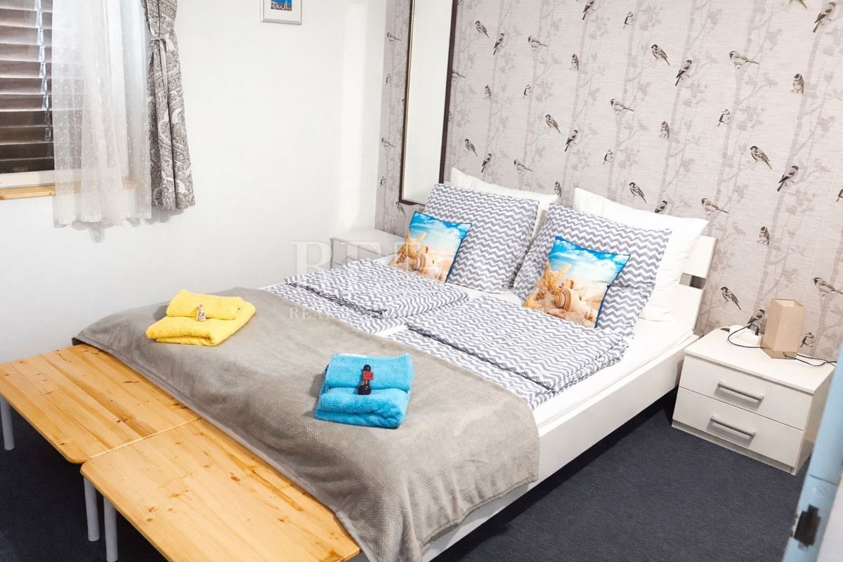 Novi Vinodolski - polpritlična hiša s 3 apartmaji