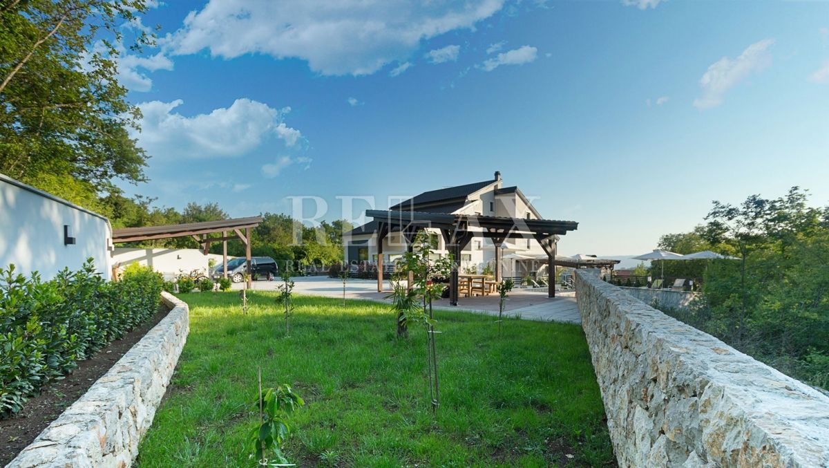 CRIKVENICA, ZALEĐE - Ekskluzivna vila z vsebinami