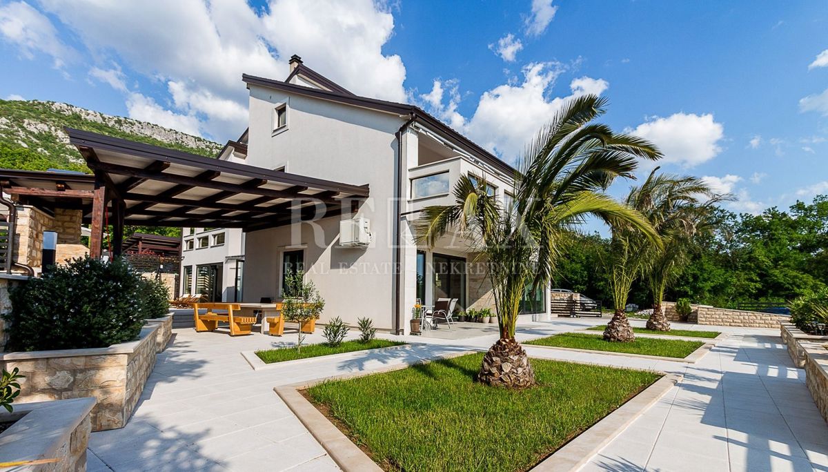 CRIKVENICA, ZALEĐE - Ekskluzivna vila z vsebinami