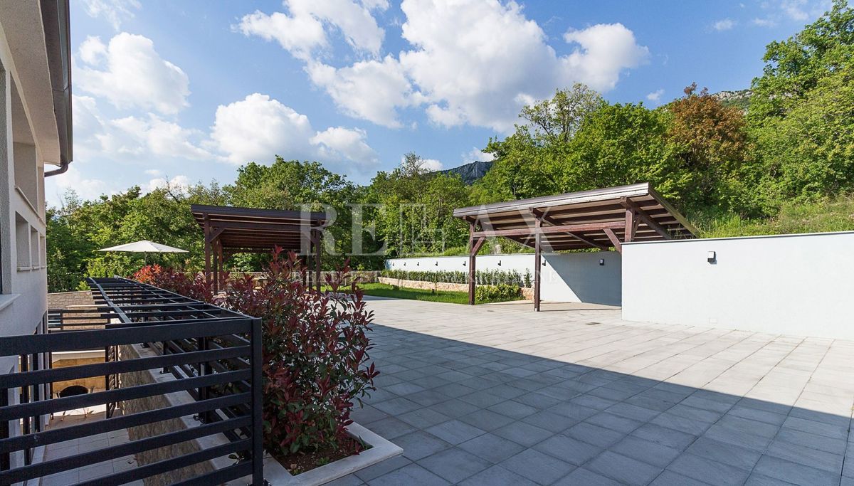 CRIKVENICA, ZALEĐE - Ekskluzivna vila z vsebinami