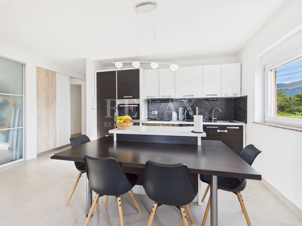 Crikvenica – Dvonadstropno stanovanje, 104 m² s pogledom na morje