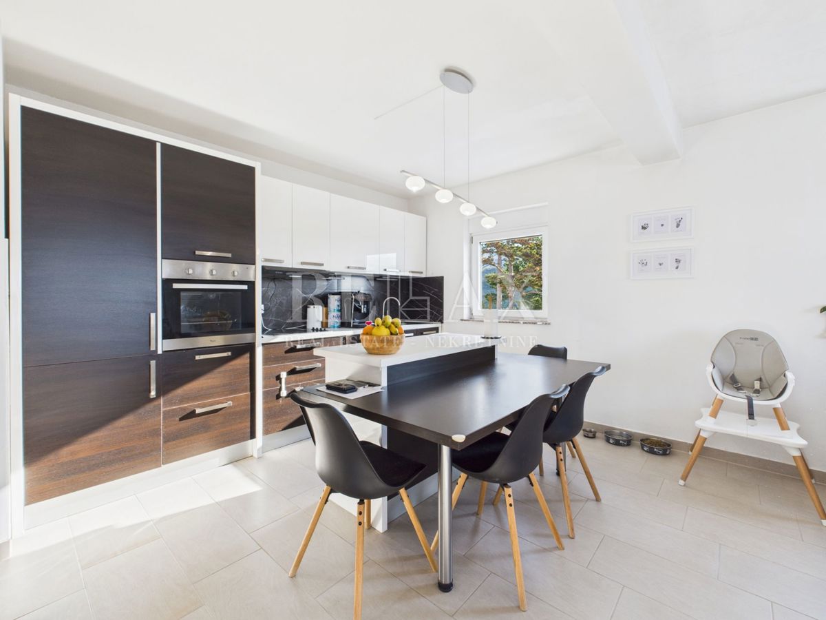 Crikvenica – Dvonadstropno stanovanje, 104 m² s pogledom na morje