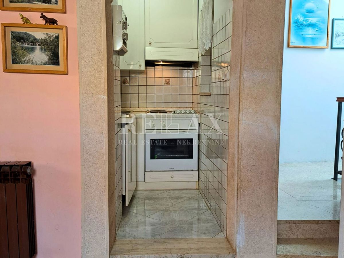 Novi Vinodolski - poslovni prostori, stanovanje in skladišče