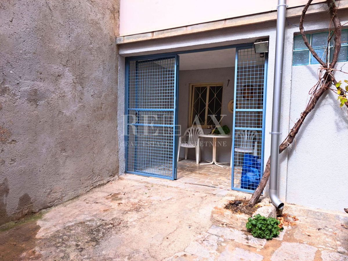 Novi Vinodolski - poslovni prostori, stanovanje in skladišče