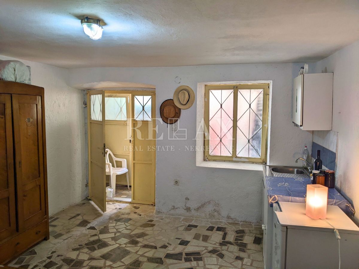 Novi Vinodolski - poslovni prostori, stanovanje in skladišče