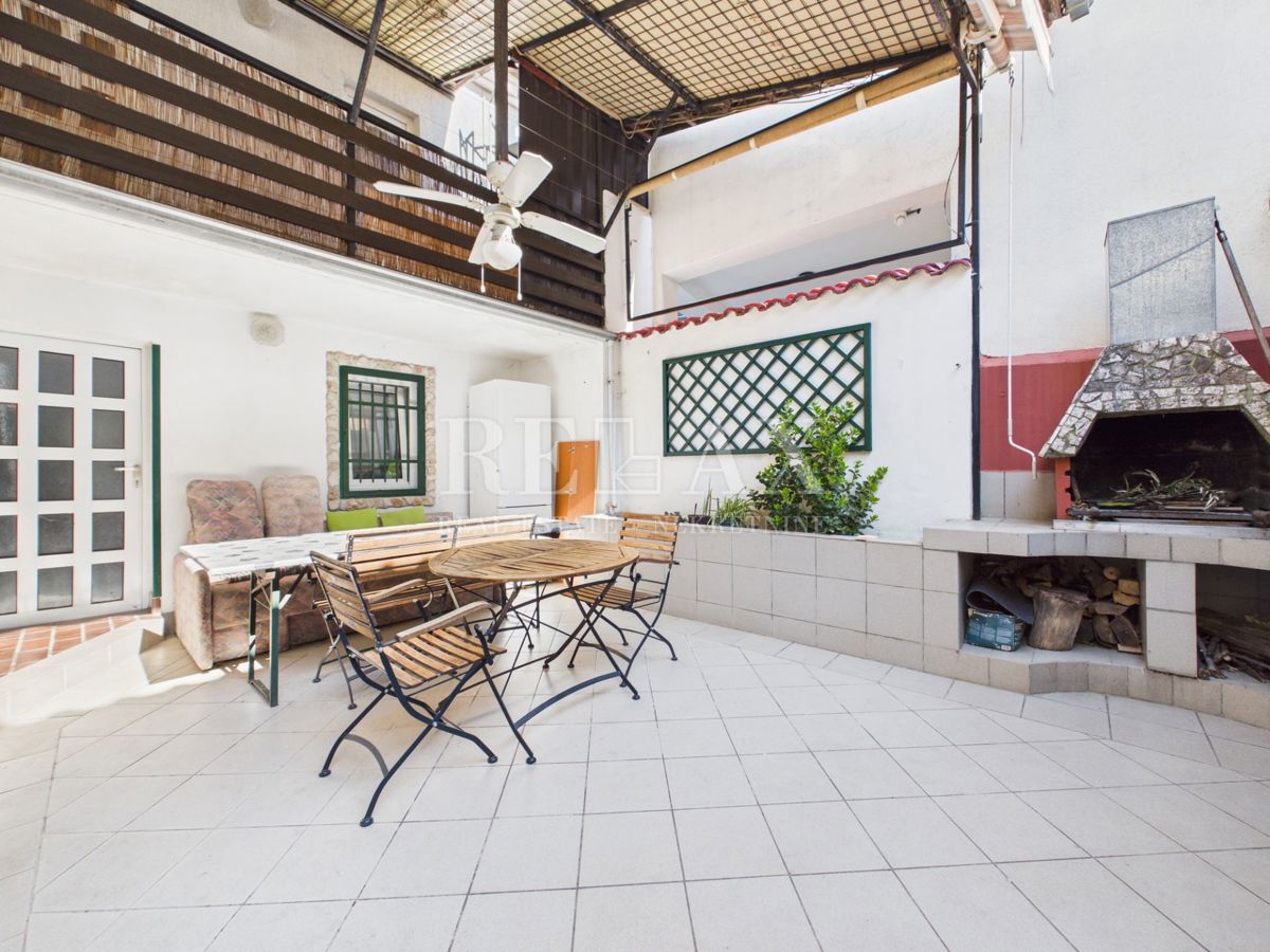 Novi Vinodolski - dve hiši v središču mesta