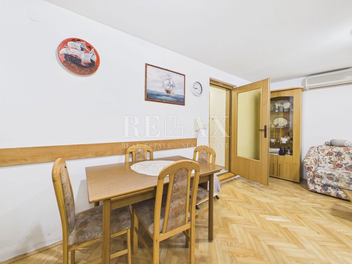 Novi Vinodolski - dve hiši v središču mesta