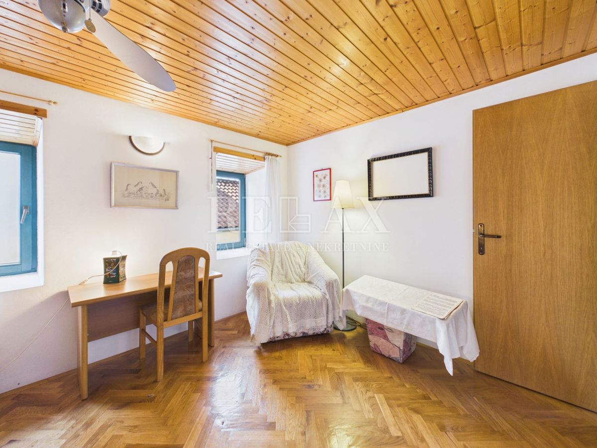 Novi Vinodolski - dve hiši v središču mesta