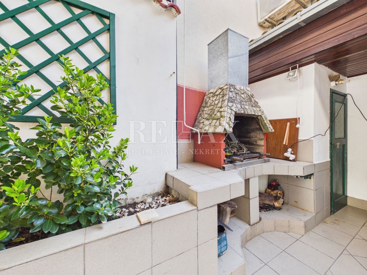 Novi Vinodolski - dve hiši v središču mesta