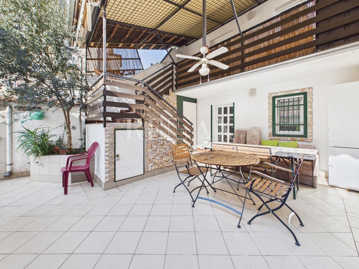 Novi Vinodolski - dve hiši v središču mesta