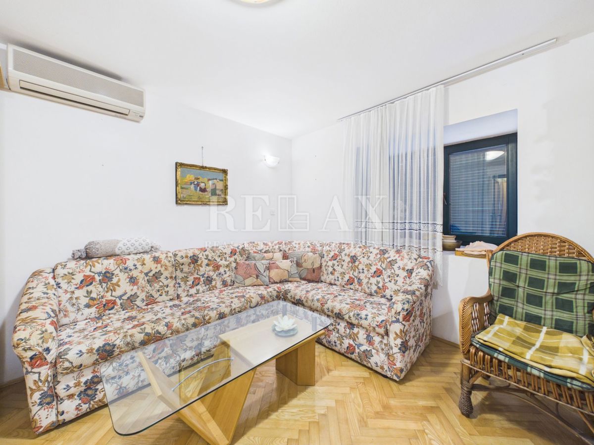 Novi Vinodolski - dve hiši v središču mesta