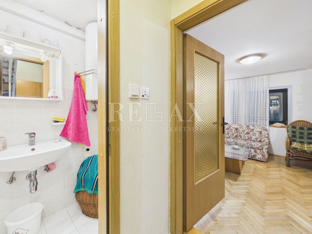 Novi Vinodolski - dve hiši v središču mesta