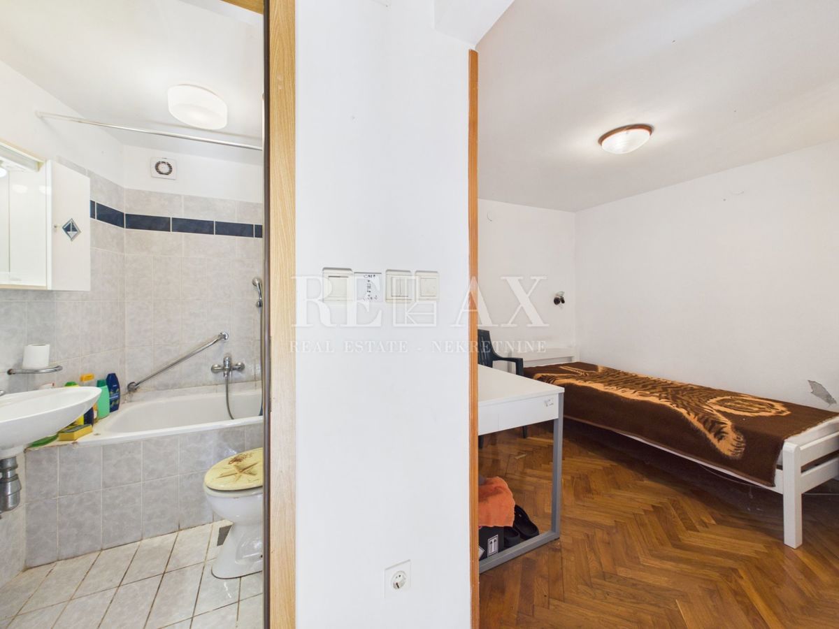 Novi Vinodolski - dve hiši v središču mesta