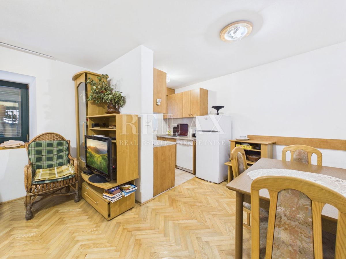 Novi Vinodolski - dve hiši v središču mesta