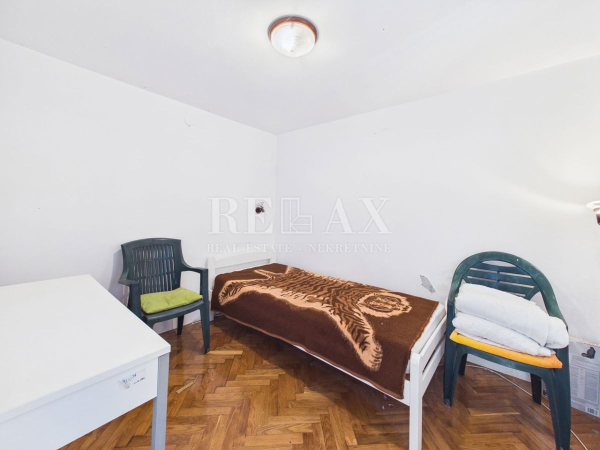 Novi Vinodolski - dve hiši v središču mesta