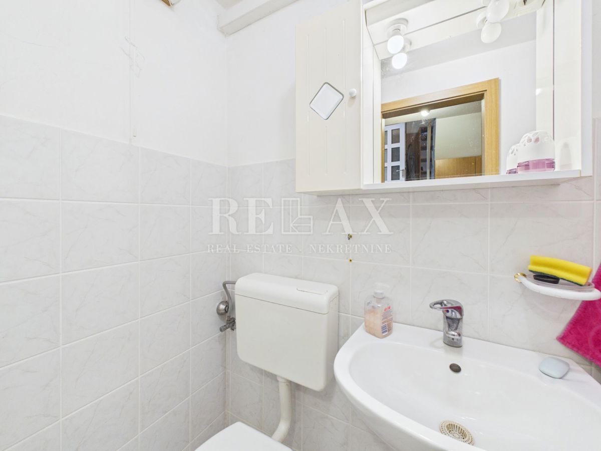 Novi Vinodolski - dve hiši v središču mesta