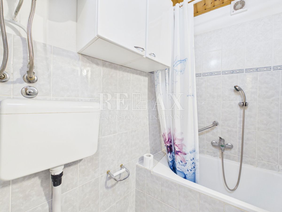 Novi Vinodolski - dve hiši v središču mesta