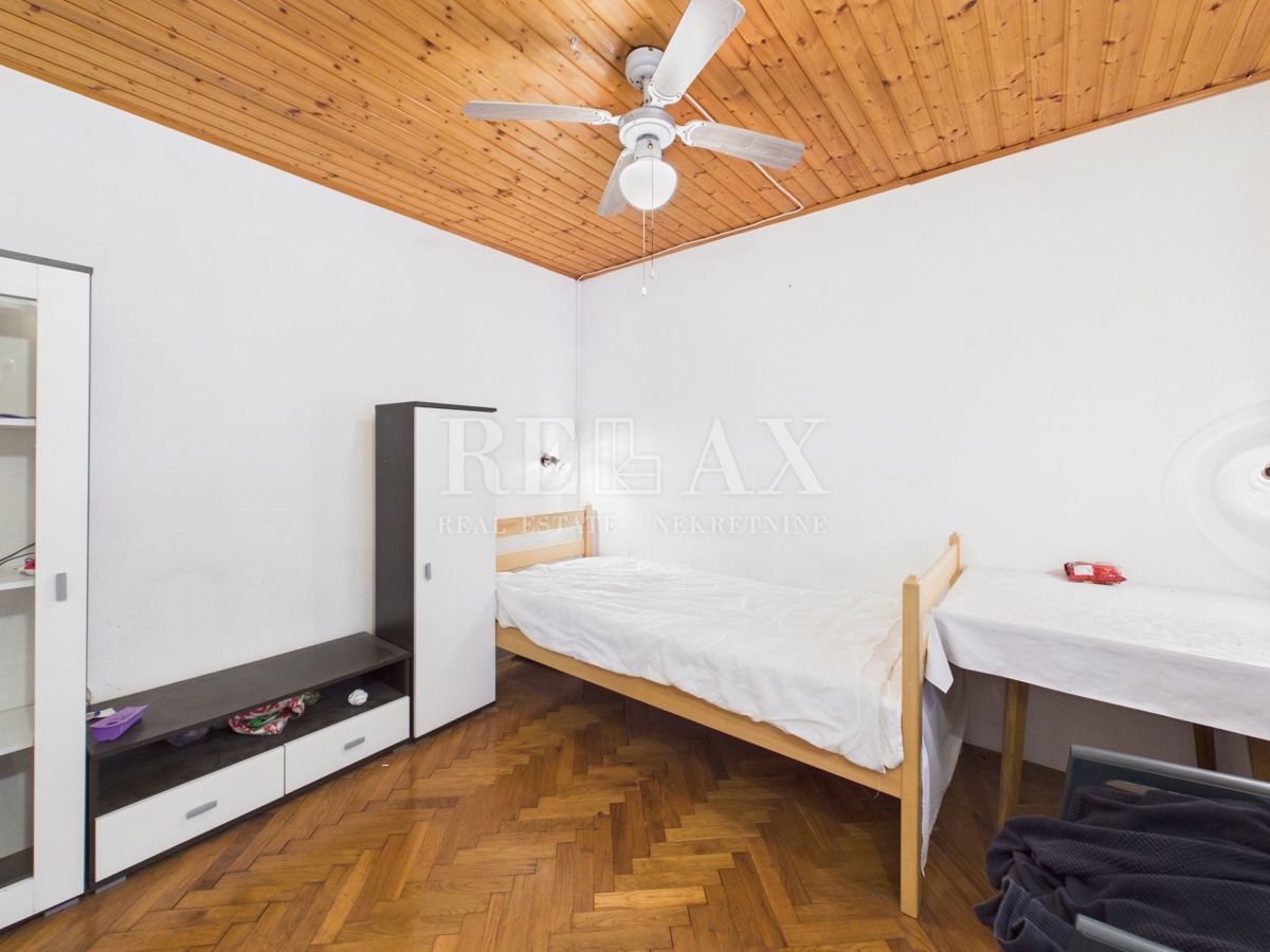 Novi Vinodolski - dve hiši v središču mesta