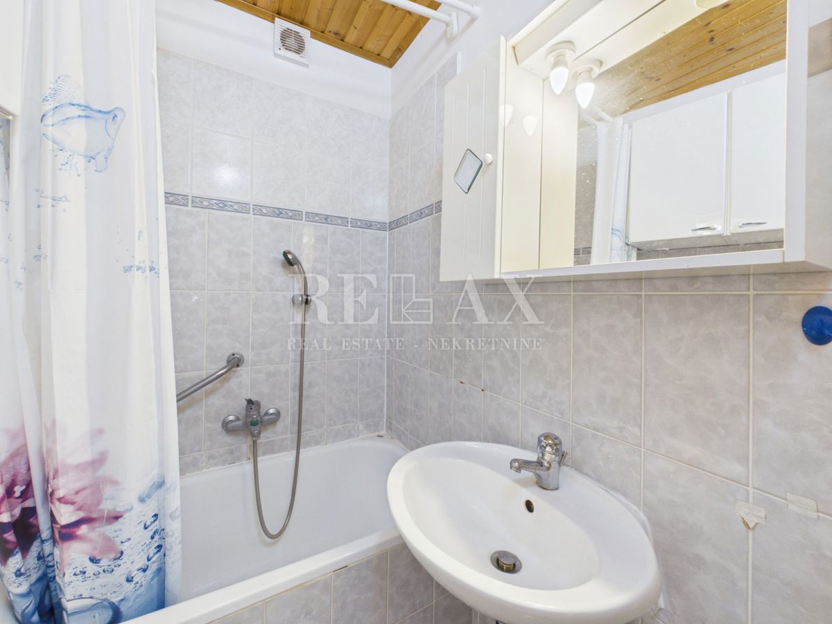 Novi Vinodolski - dve hiši v središču mesta