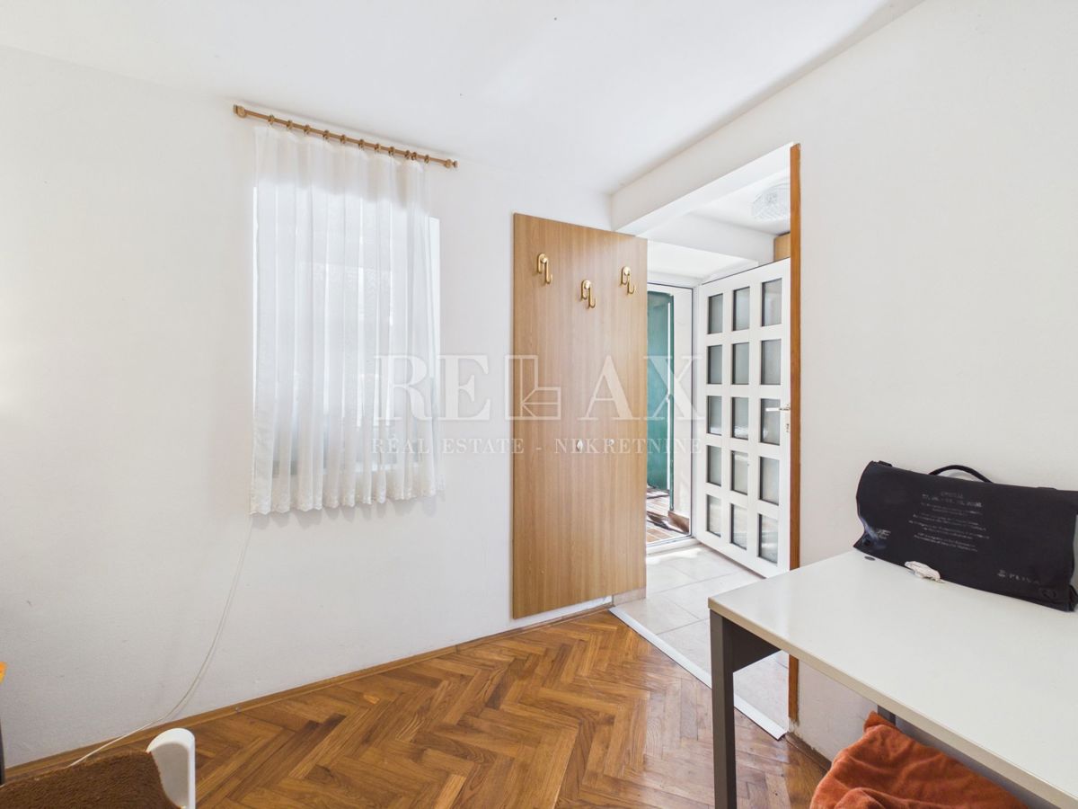 Novi Vinodolski - dve hiši v središču mesta