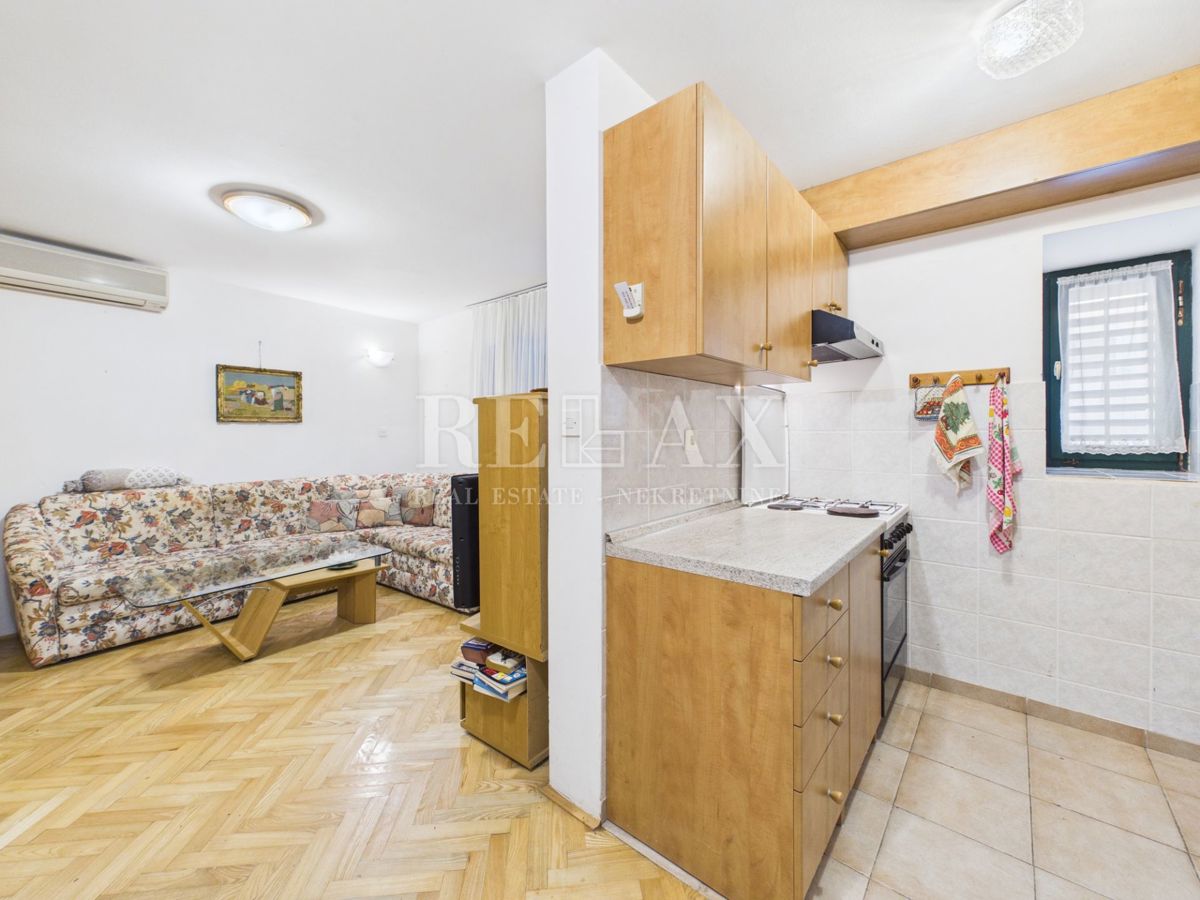 Novi Vinodolski - dve hiši v središču mesta