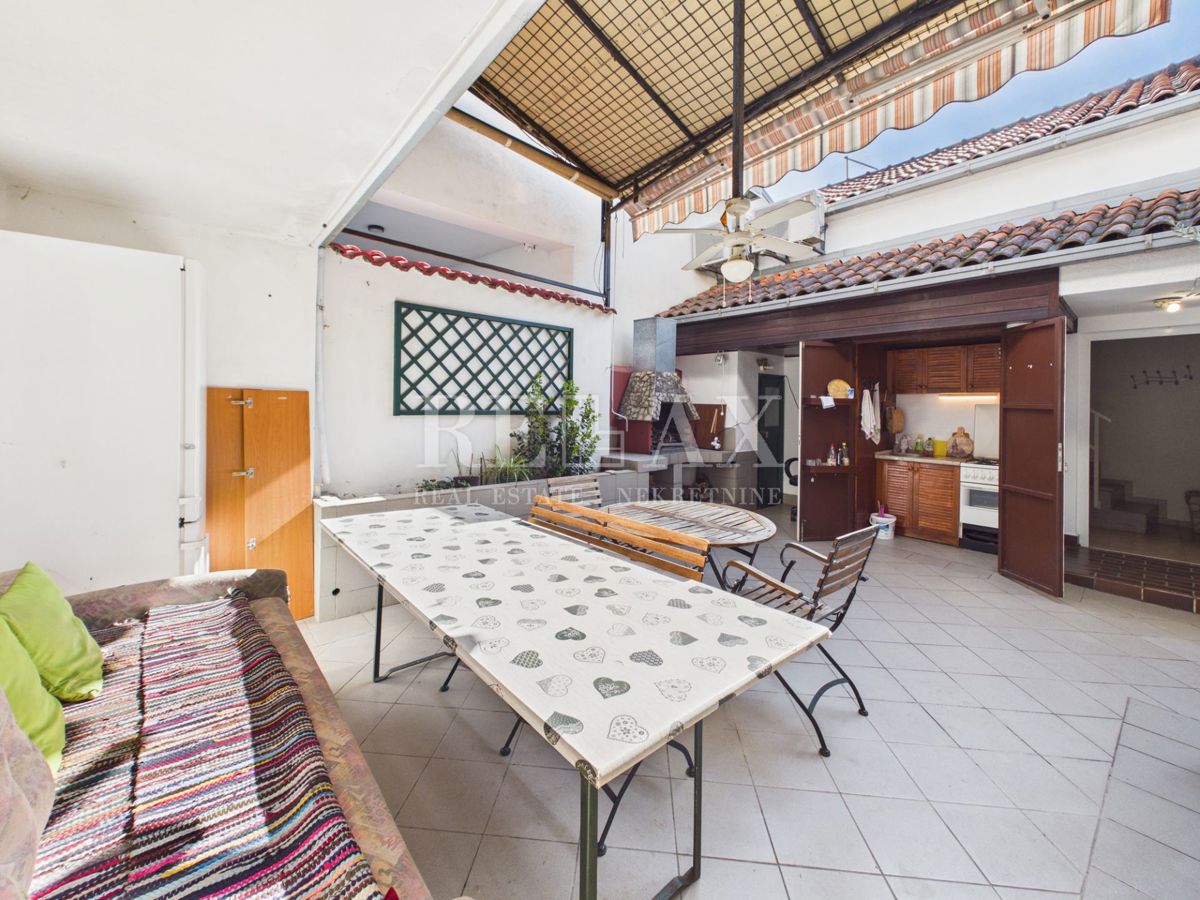 Novi Vinodolski - dve hiši v središču mesta