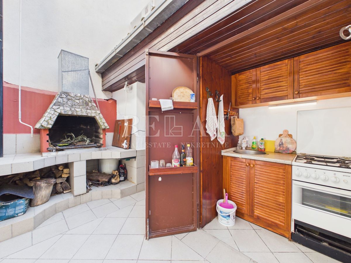 Novi Vinodolski - dve hiši v središču mesta