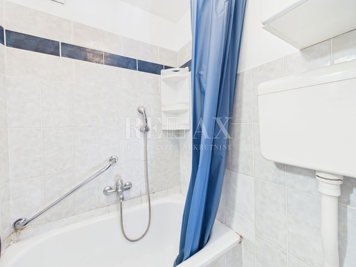 Novi Vinodolski - dve hiši v središču mesta