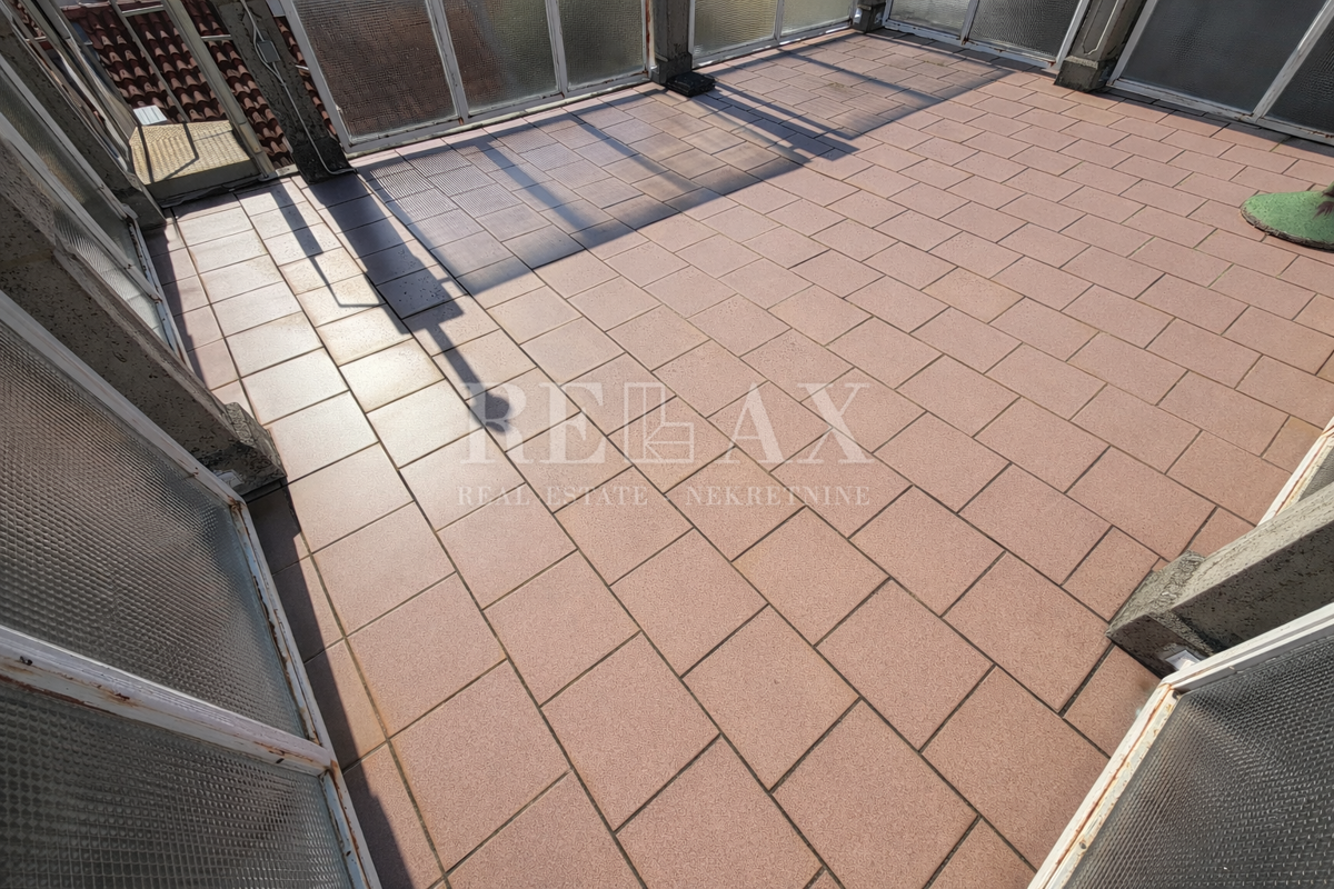 Novi Vinodolski - dve hiši v središču mesta