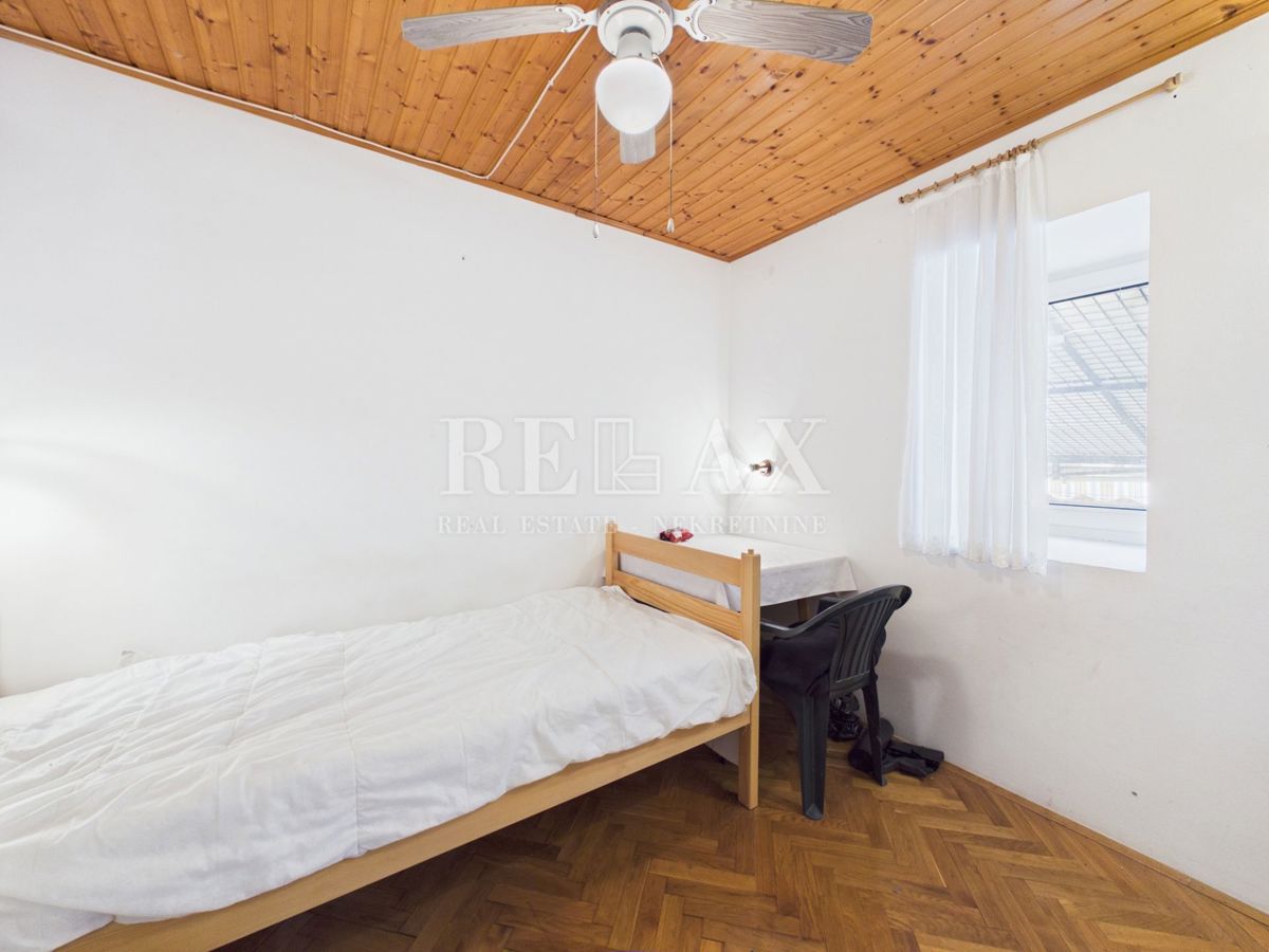 Novi Vinodolski - dve hiši v središču mesta