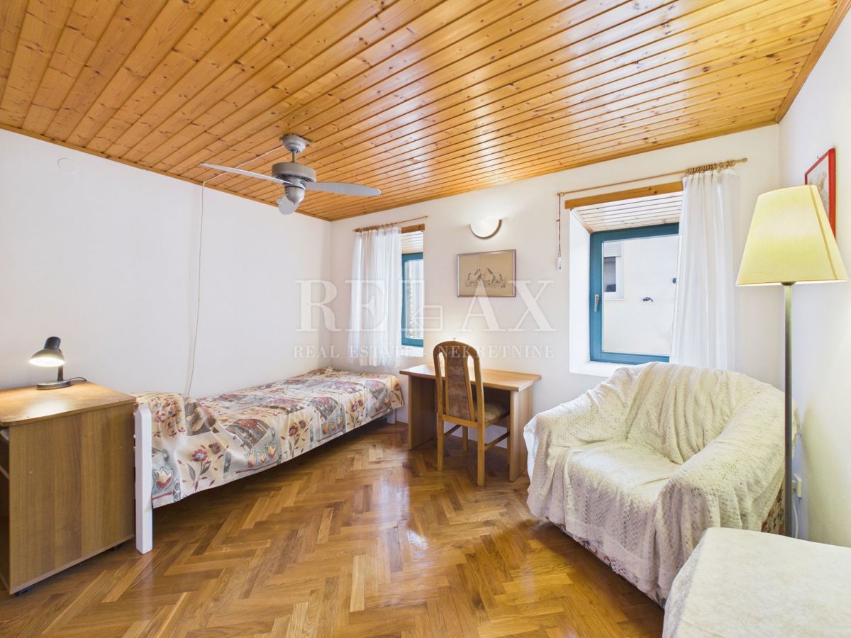 Novi Vinodolski - dve hiši v središču mesta