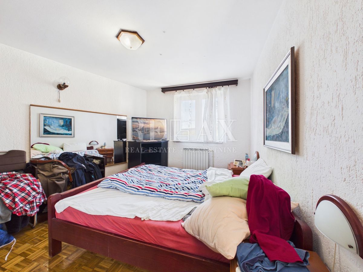 Jadranovo - hiša s 5 stanovanjskimi enotami