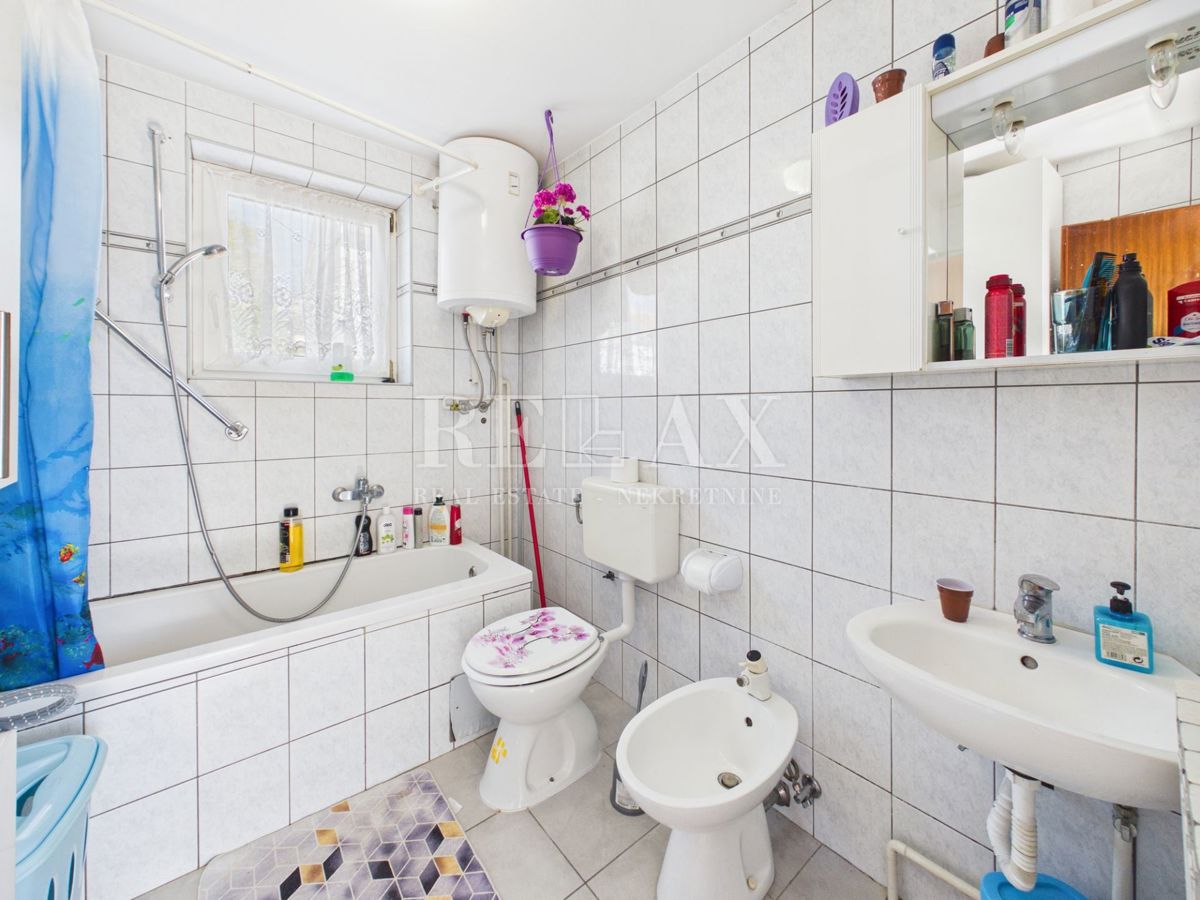 Jadranovo - hiša s 5 stanovanjskimi enotami