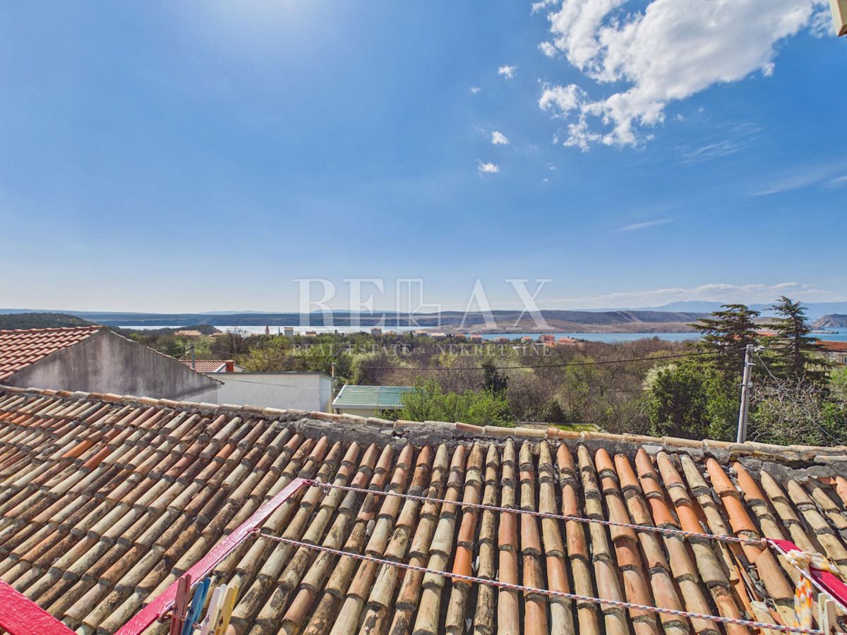 Jadranovo - hiša s 5 stanovanjskimi enotami