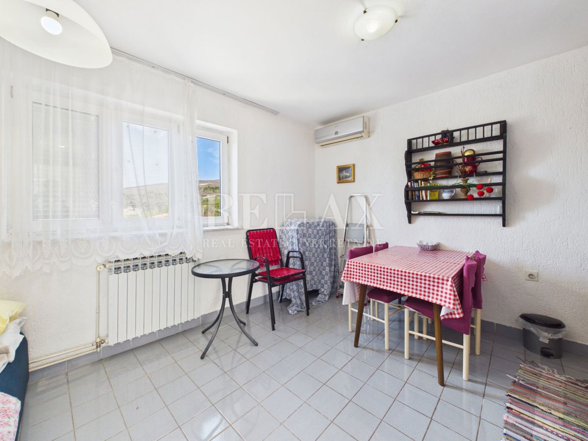 Jadranovo - hiša s 5 stanovanjskimi enotami