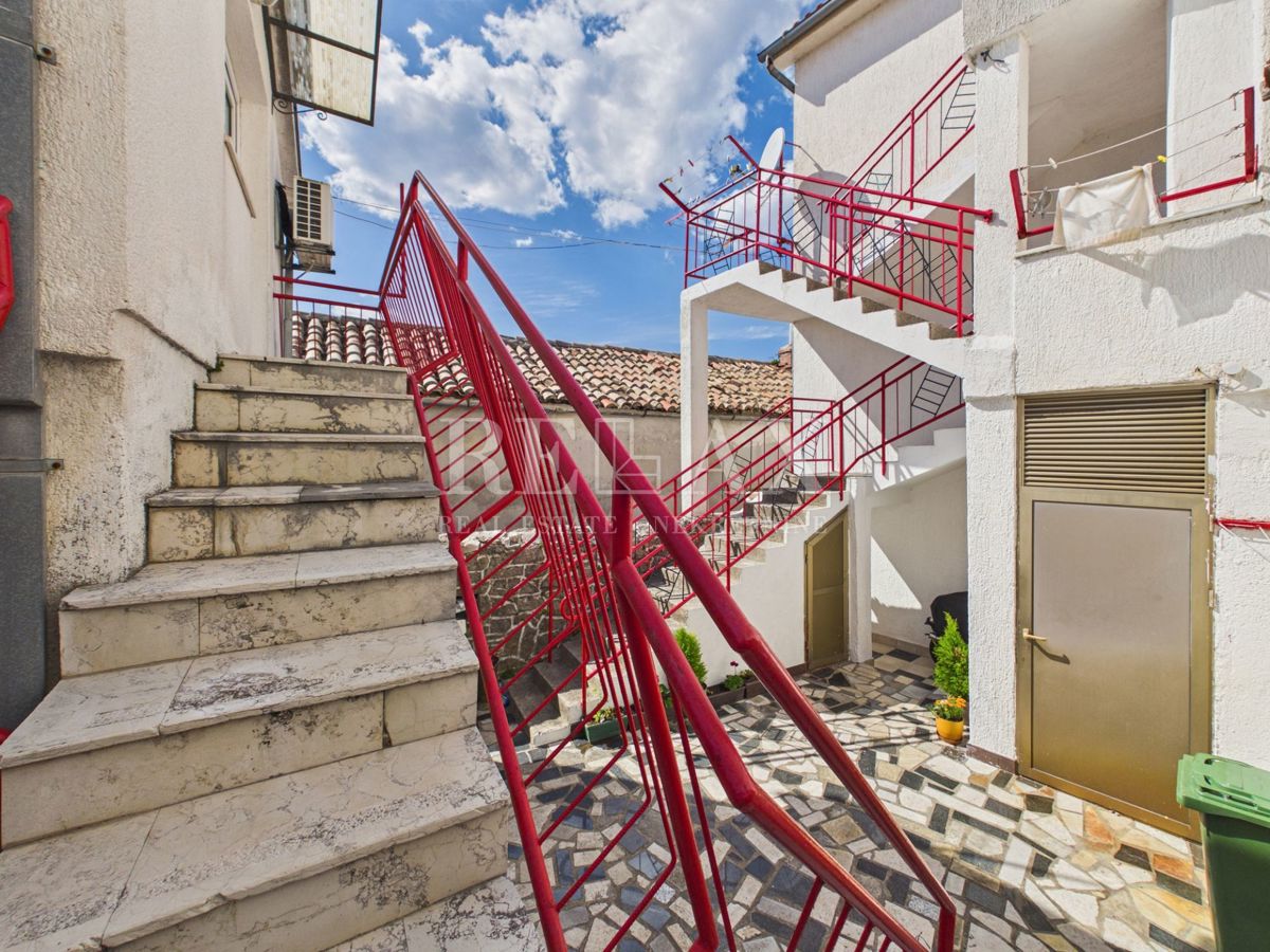 Jadranovo - hiša s 5 stanovanjskimi enotami