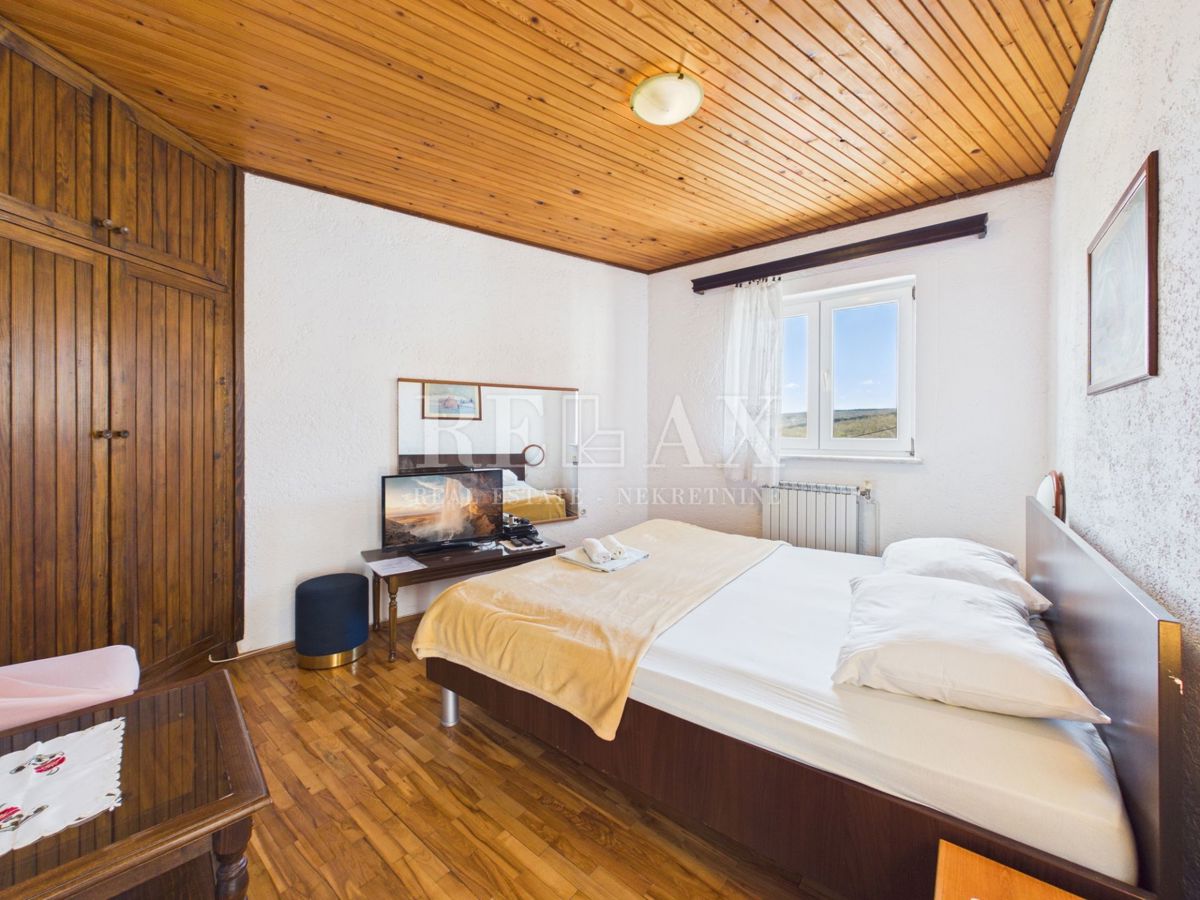 Jadranovo - hiša s 5 stanovanjskimi enotami