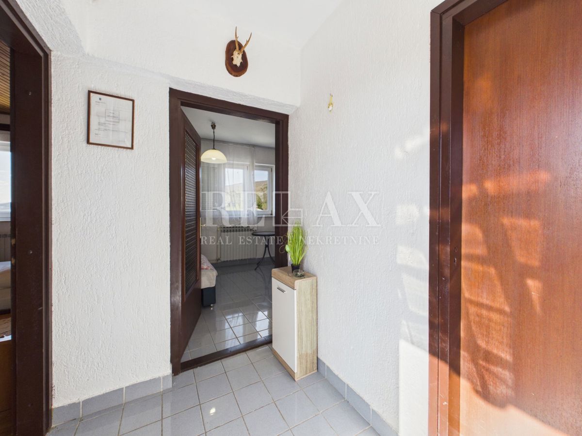 Jadranovo - hiša s 5 stanovanjskimi enotami