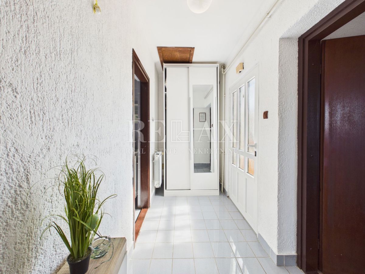 Jadranovo - hiša s 5 stanovanjskimi enotami