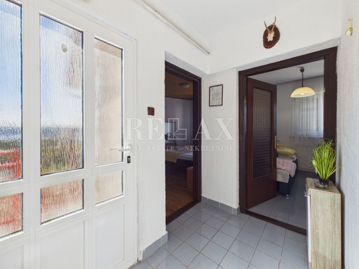 Jadranovo - hiša s 5 stanovanjskimi enotami