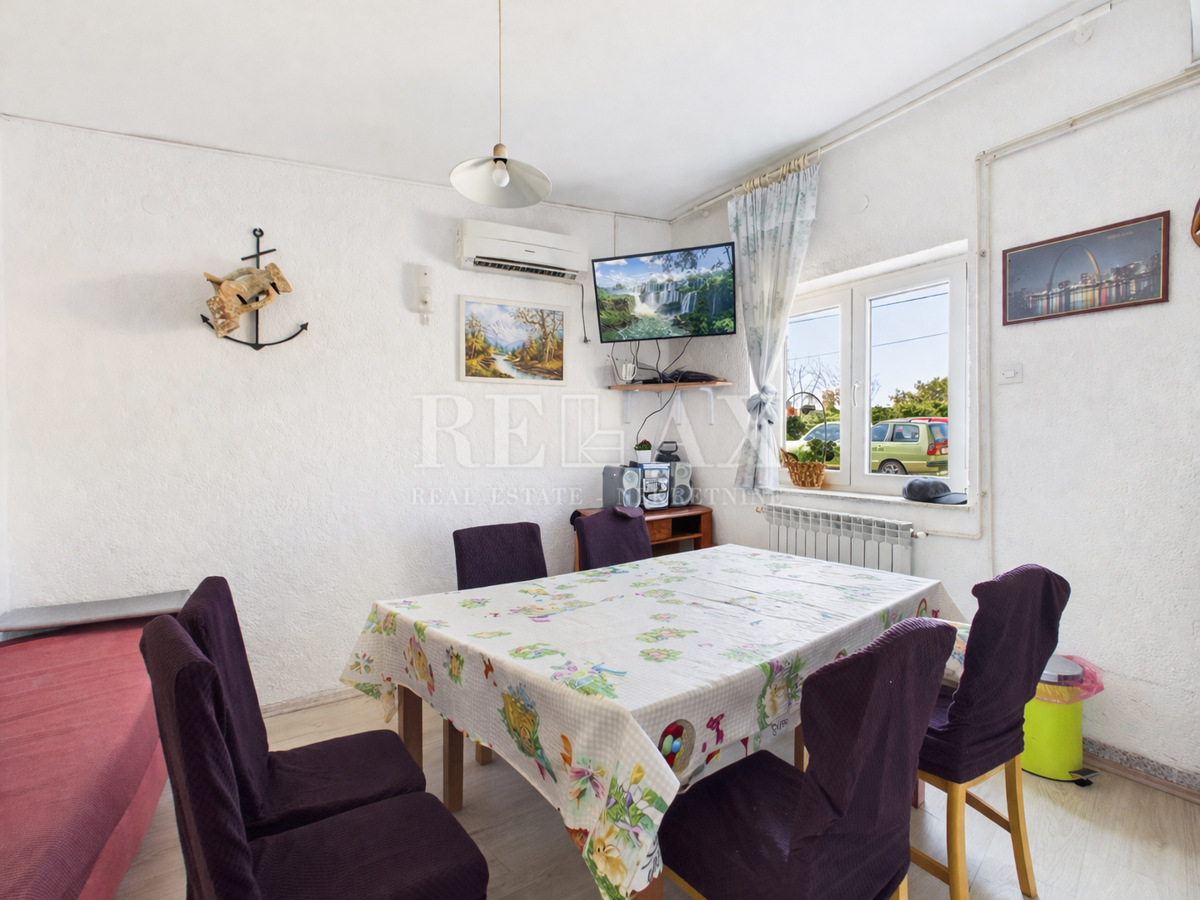 Jadranovo - hiša s 5 stanovanjskimi enotami