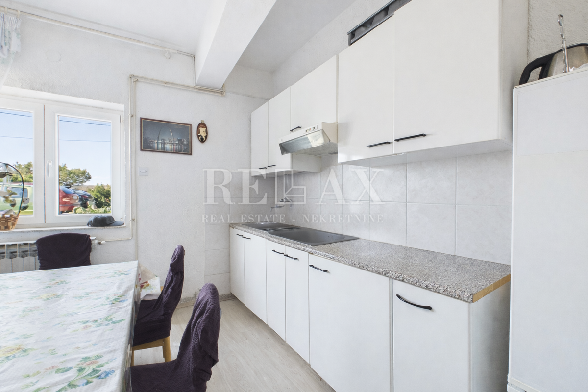 Jadranovo - hiša s 5 stanovanjskimi enotami