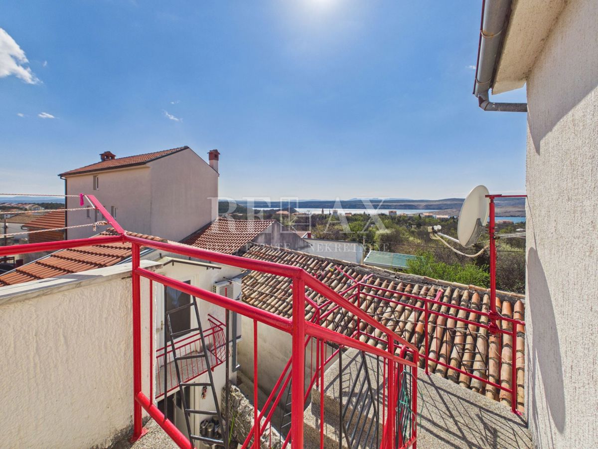 Jadranovo - hiša s 5 stanovanjskimi enotami